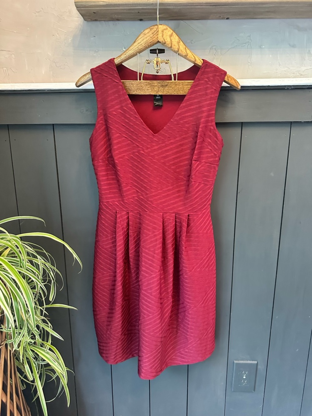 Women’s Sleeveless V-Neck Textured Burgundy Red Dress Pleated Waist size 10
